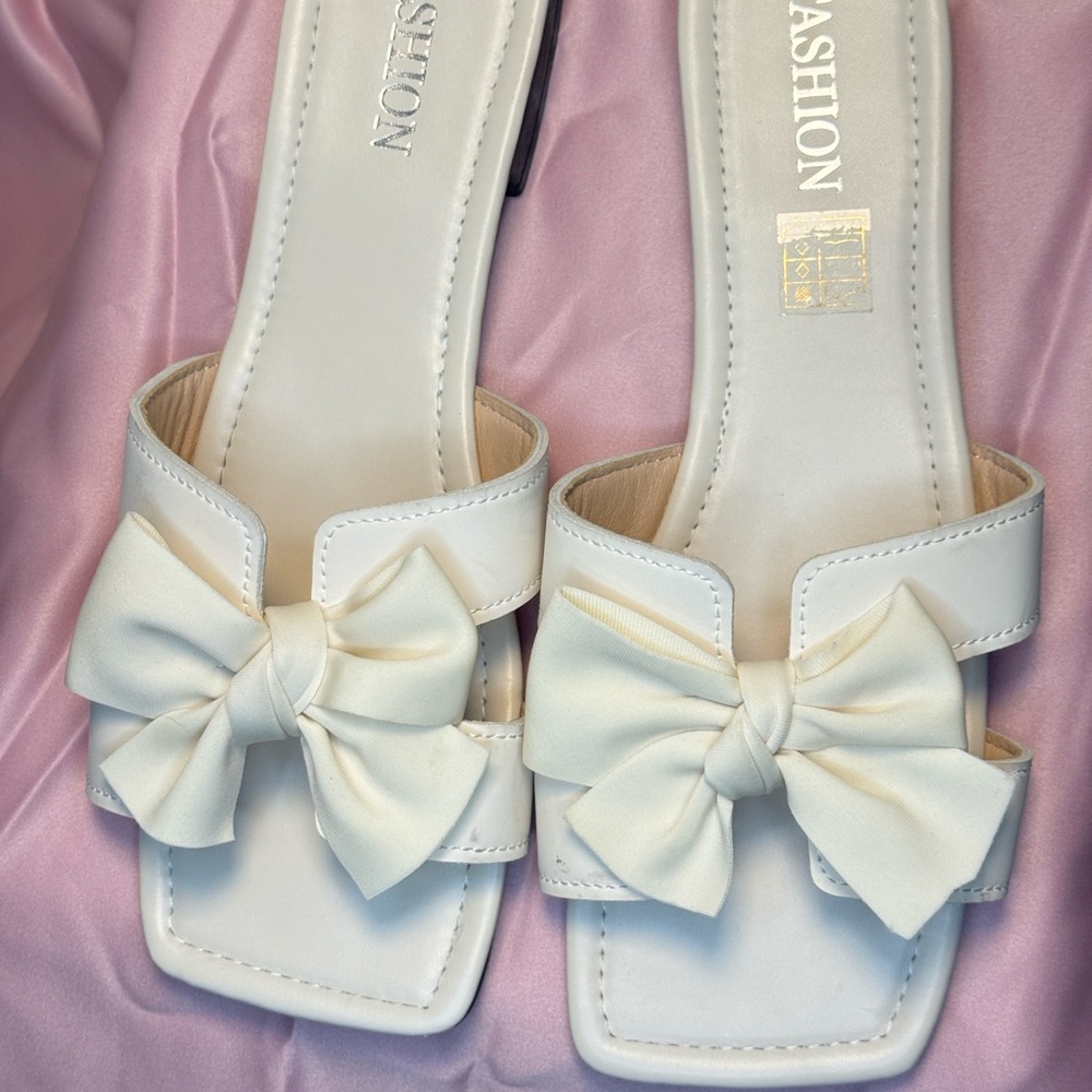 NWOT Elegant White Bow Slide Sandals - Picture 3 of 4